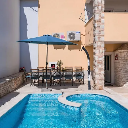 Nada With 6 Bedrooms Villa *