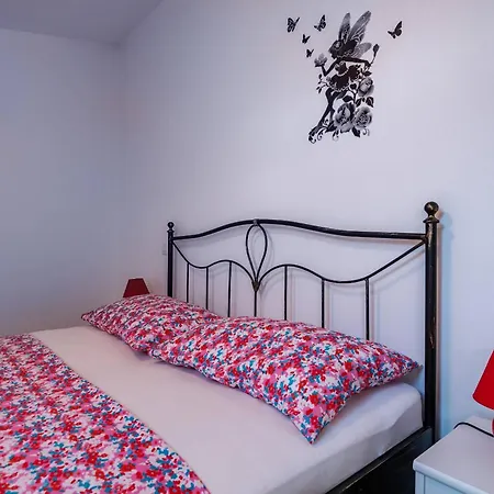 Nada With 6 Bedrooms Vodnjan