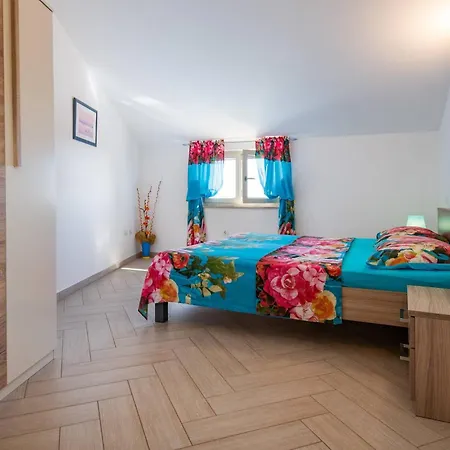 Nada With 6 Bedrooms Vodnjan