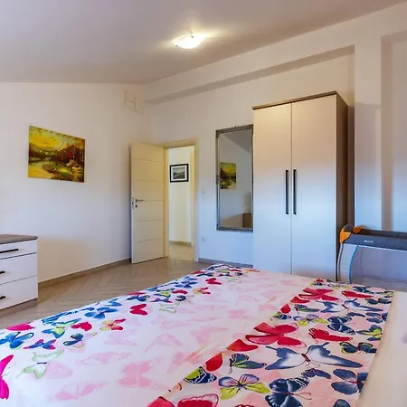 Nada With 6 Bedrooms