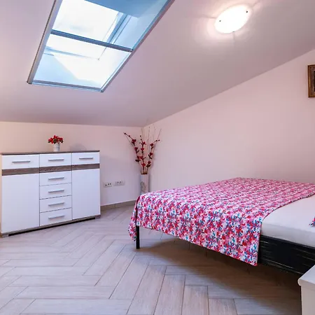 Nada With 6 Bedrooms * Vodnjan