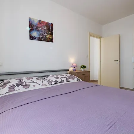 Nada With 6 Bedrooms Vodnjan