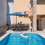 Nada With 6 Bedrooms Villa *