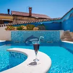 Nada With 6 Bedrooms Villa