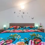 Villa Nada With 6 Bedrooms Vodnjan