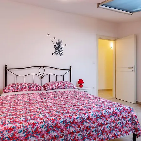 Nada With 6 Bedrooms Vila Vodnjan
