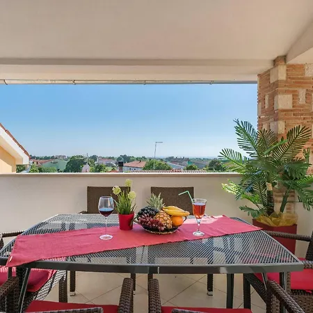 Nada With 6 Bedrooms * Vodnjan