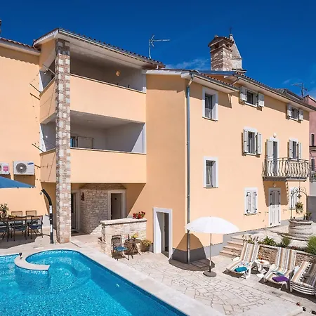 Nada With 6 Bedrooms Villa