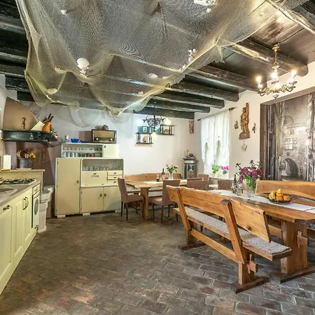 Nada With 6 Bedrooms Vila