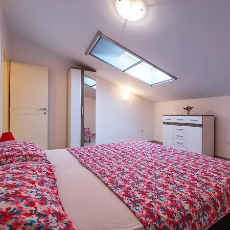 Nada With 6 Bedrooms Vila Vodnjan