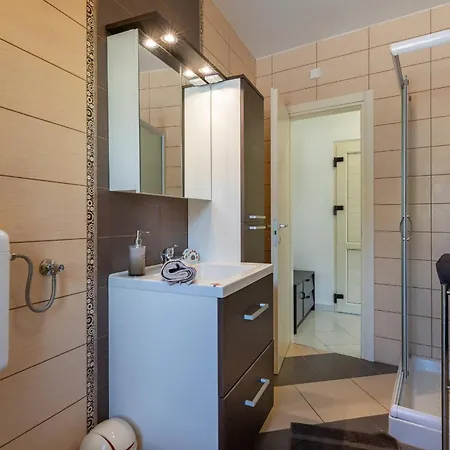 Nada With 6 Bedrooms Vodnjan