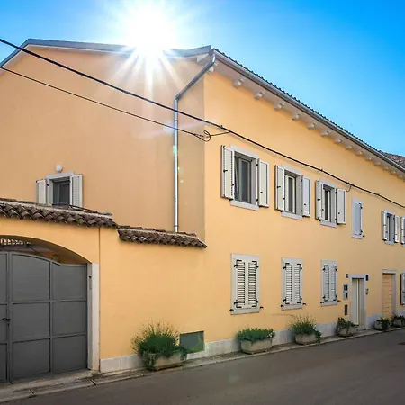 Nada With 6 Bedrooms Vila