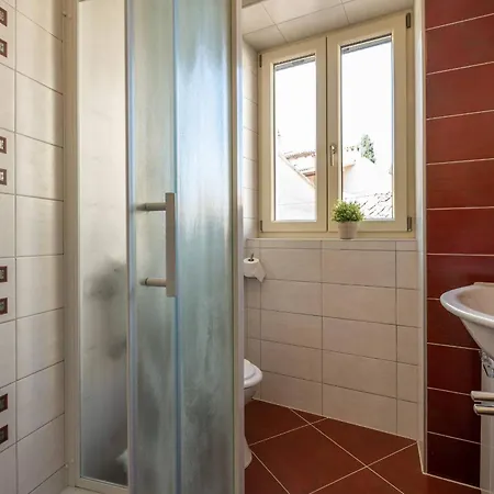 Nada With 6 Bedrooms Vila *