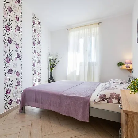 Nada With 6 Bedrooms Vila Vodnjan