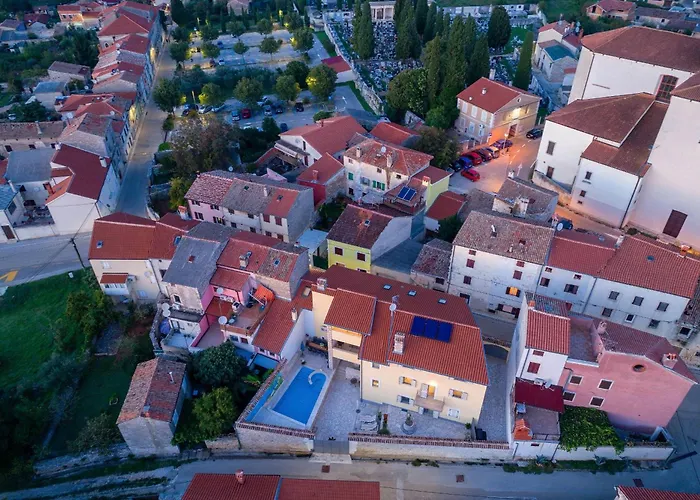 Nada With 6 Bedrooms 보드냔