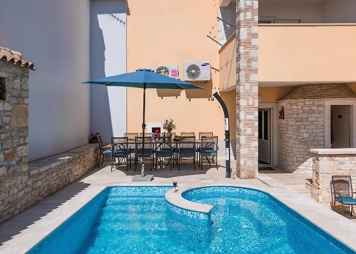 Nada With 6 Bedrooms Villa *