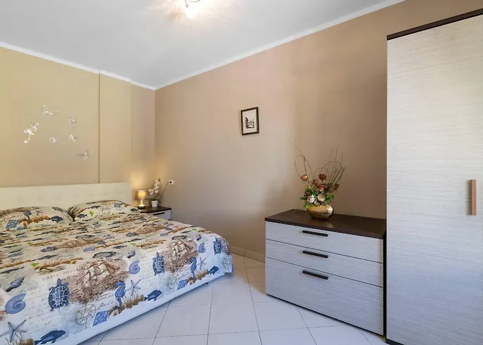 Nada With 6 Bedrooms