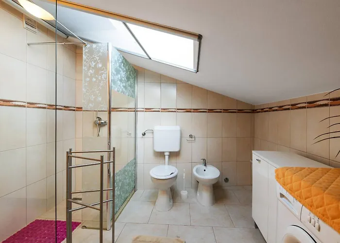 Nada With 6 Bedrooms Villa *