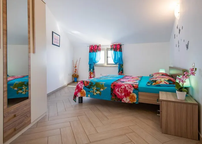 Nada With 6 Bedrooms Vodnjan