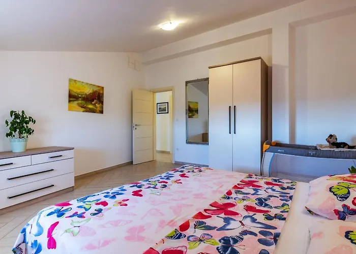 Nada With 6 Bedrooms