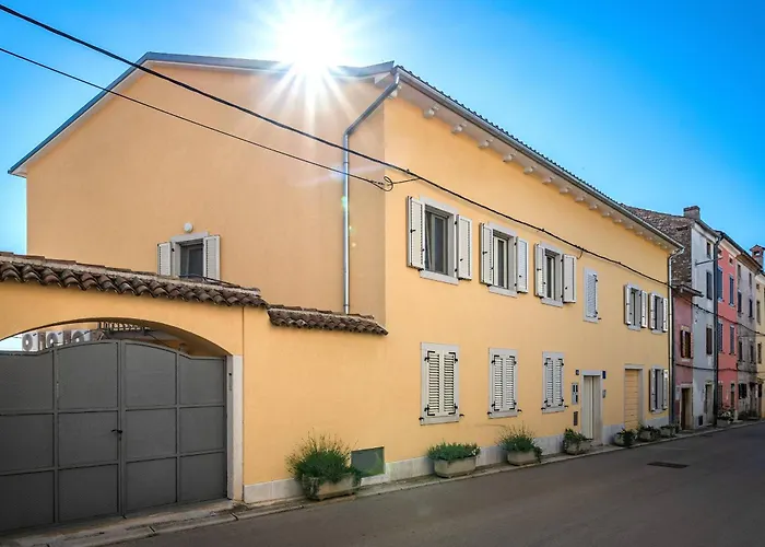 Nada With 6 Bedrooms 빌라