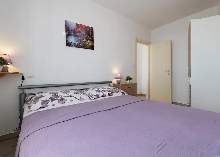 Nada With 6 Bedrooms Vodnjan